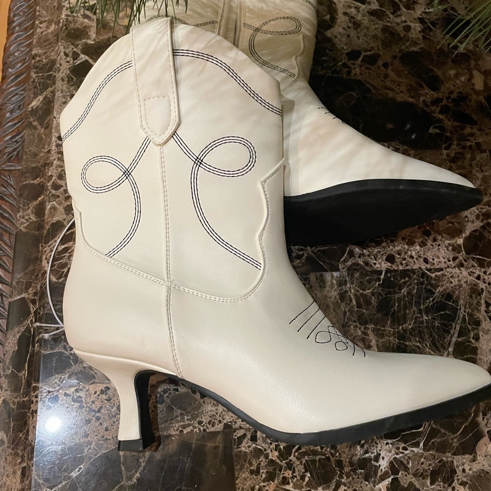 Elegant of white Western Ankle Boots